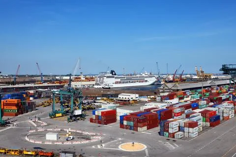 View of container terminal and MSC cruise ship Foto stock