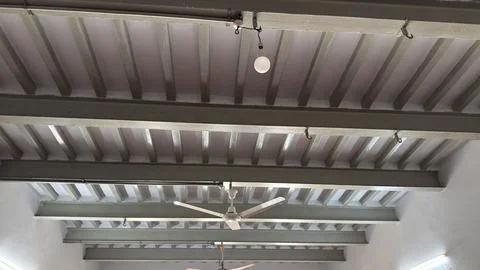 View of a contemporary ceiling featuring robust exposed beams, a central ceil 库存照片