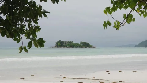 View from Cote D'Or Beach, Praslin, Seychelles Vidéo 331505602