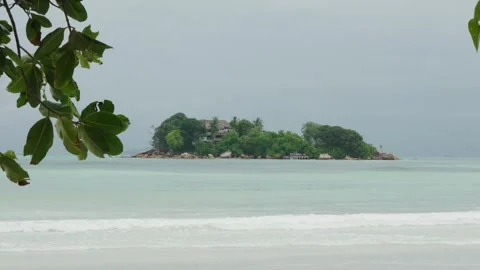 View from Cote D'Or Beach, Praslin, Seychelles Vidéo 331505625