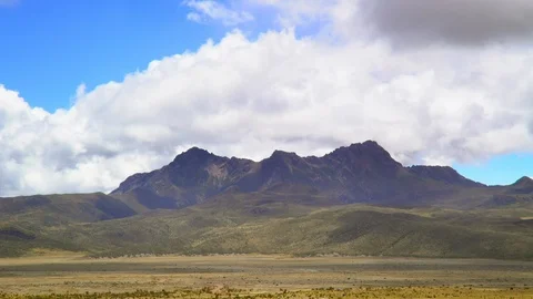 View of the Cotopaxi vulcano Stockbeeldmateriaal 112417451