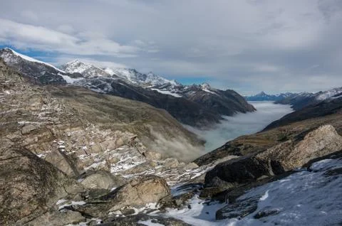 View to covered by clouds and mist  Stausee lake near Saas Fee in the souther Foto stock