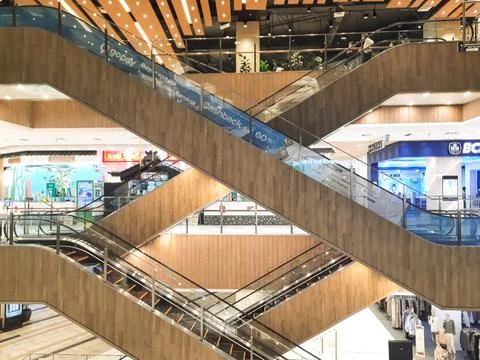 View of the criss cross escalator arrangement Fotos de archivo