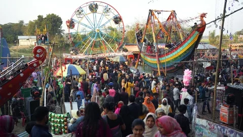 View of a crowded fair with a ferris wheel in Faridpur, Bangladesh. Video stock 335015508