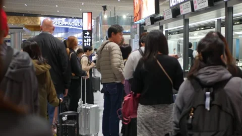 View of crowded passenger waiting in line for check in at internation depar.. Видео 338331994