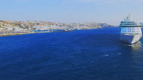 View of the cruise ship from the back of the shuttle that transports tourists Vídeo Stock 146006229