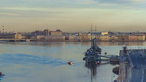View of the cruiser Aurora and the Neva in St. Petersburg in the evening 動画素材 89019971