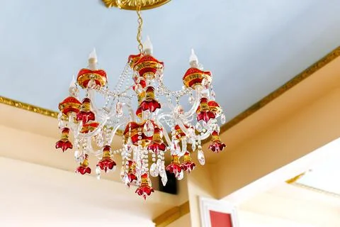 View of an crystal chandelier on the ceiling Foto stock