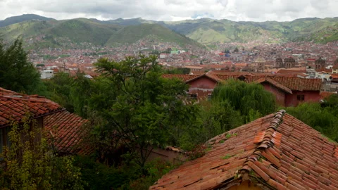 View of Cusco's rooftops and cityscape from above, Peru Stockbeeldmateriaal 333105201
