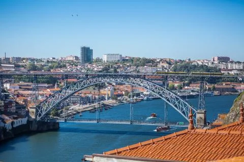 View of D. Luis bridge, with two subways to cross at the top Foto stock