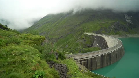 View on a Dam in the alpine mountains with pond Vidéo 122061322