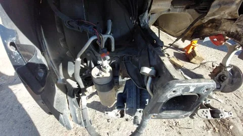 View of a damaged front chassis and internal components of a car after a crash Vídeos de archivo 334568339