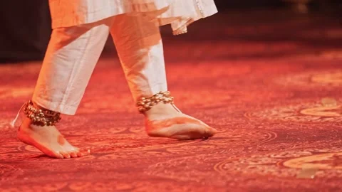 View of a dancer wearing ankle bells performing graceful Indian classical d.. Stockbeeldmateriaal 332916011