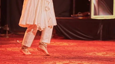 View of a dancer wearing ankle bells performing graceful Indian classical d.. Stockbeeldmateriaal 332916059