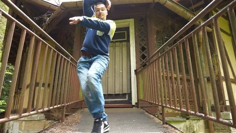 View of dancing in the background Old building 库存影片 115572582