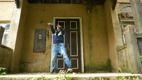 View of dancing in the background Old building 库存影片 115572641