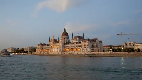 View From The Danube River To Parliament In Budapest In The Evening Illuminated 库存影片 103192750