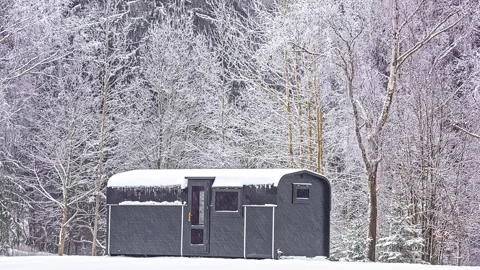 View of a dark cabin in a snowy forest, Latvia. 스톡 동영상 340639109