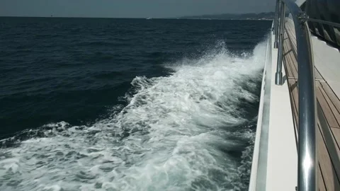 View from the deck of the yacht at the bow, close up. Side view with green sea Vidéo 138641530