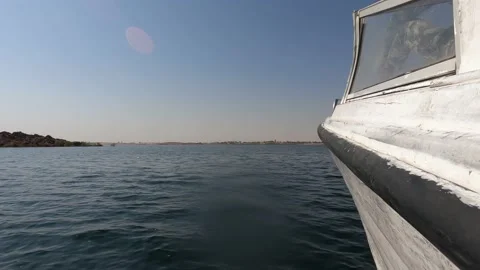 View from the deck of the yacht at the bow, close up. Side view with green sea 스톡 동영상 142914137