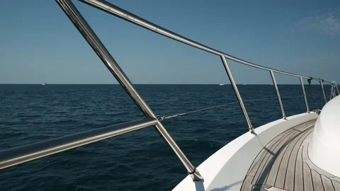 View from the deck of the yacht at the bow, close up. Side view with green sea Vidéo 150023588