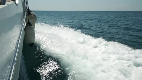 View from the deck of the yacht at the bow, close up. Side view with green sea Vidéo 150023660