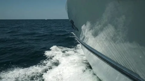 View from the deck of the yacht at the bow, close up. Side view with green sea Vidéo 150023772