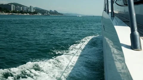View from the deck of the yacht at the bow, close up. Side view with green sea 库存影片 151768310