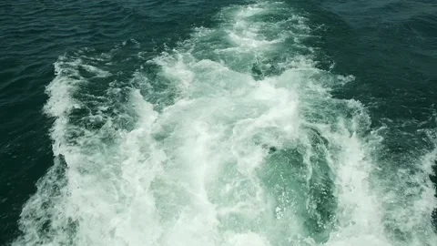 View from the deck of the yacht at the bow, close up. Side view with green sea Vidéo 159698789