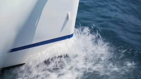View from the deck of the yacht at the bow, close up. Side view with green sea a Vídeos de archivo 167986534