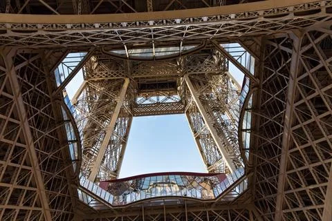View of the detail of the Eiffel Tower in Paris. France. The Eiffel Tower w.. 스톡 사진