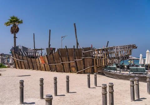 View of dhow construction at La Mer in Dubai, UAE Beach with dhow climbing... Foto stock