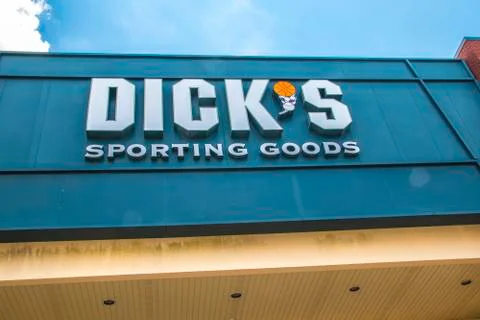 View of the Dick's Sporting Goods building sign Fotos de archivo