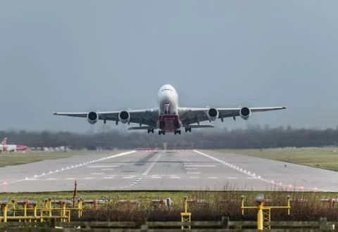 View directly down the runway as an Emirates Airline plane takes off Foto stock