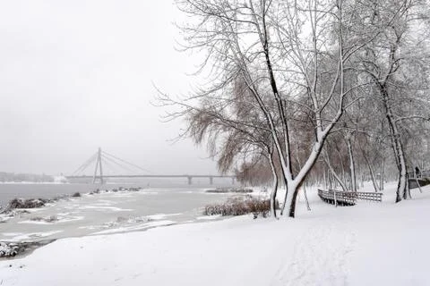 View of the Dnieper river during a cold and snowy winter day. Stockfoto's