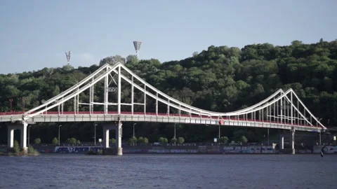 View of the Dnipro River in Kyiv, the pedestrian bridge 库存影片 196121492