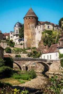 View from the docks of the vaulted bridge and the old medieval town of Semur Stock Photos