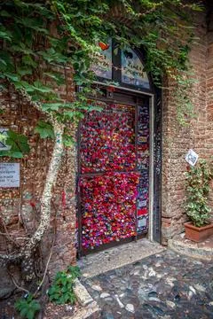 View of the dooor with love notes and padlocks Juliet's house yard 스톡 사진