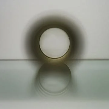 The view down the center of a spring on a sheet of glass Foto stock