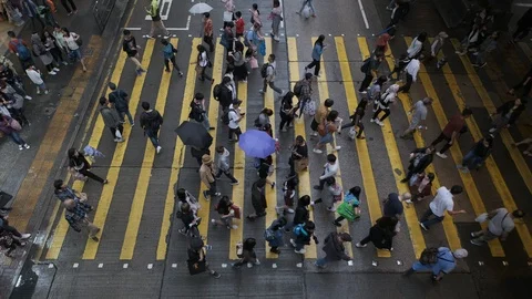 View down to crosswalk throng crowdy people flow crossing the street in peak hou 库存影片 106368214