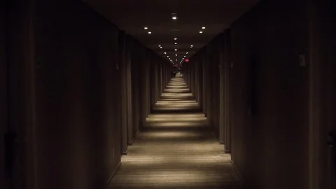 View down a long dark hotel hallway Vidéo 87265875