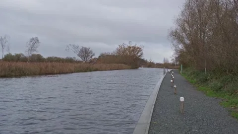 View down the River Ant on the Norfolk Broads 스톡 동영상 256472652