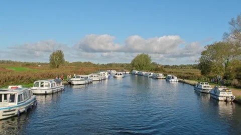 View down the River Ant, Norfolk Broads 스톡 동영상 289464182