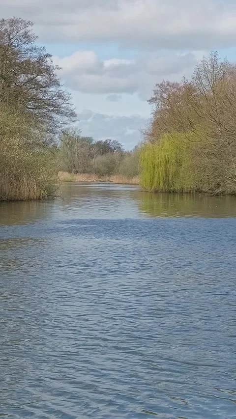 View down the River Bure, Norfolk Broads. Vertical pull back shot Stock-Footage 332218322