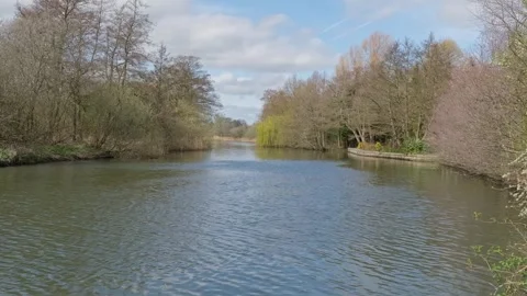 View down the River Bure, Norfolk Broads. Push in shot 스톡 동영상 332222939