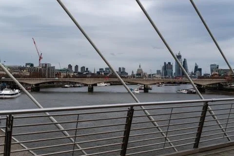 A view down the River Thames from the Golden Jubilee Bridge, looking at St. Paul Foto stock