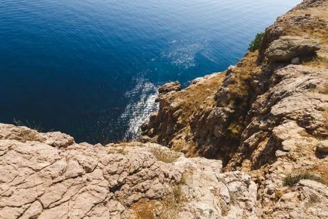 View down to the sea from a cliff 库存照片