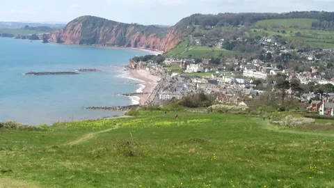 View down to Sidmouth, Devon, UK from the South West Coastal Path Vidéo 153588183