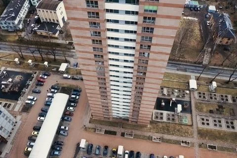View down from the skyscraper to the parking lot 库存照片