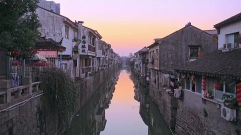 View down the Suzhou Canal with small boats floating Vídeo Stock 76648805
